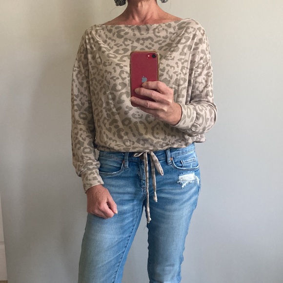 Animal Print Long Sleeve Cropped Top - Picture 10 of 12